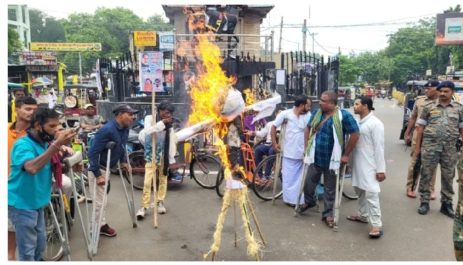 DISTRICT DIVYANG SANGH BURNT EFFIGY OF EDUCATION MINISTER