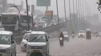 दिल्ली-एनसीआर में झमाझम बारिश: नोएडा-गाजियाबाद समेत कई इलाकों में जलभराव, येलो अलर्ट जारी