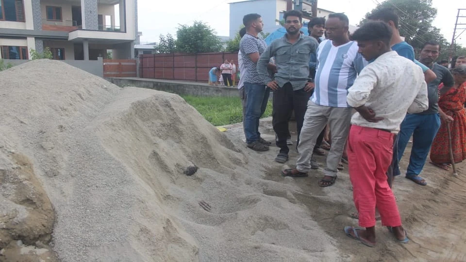 रेत के ढेर में दबने से मजदूर की मौत, डंपर लोडिंग के दौरान हुआ दर्दनाक हादसा