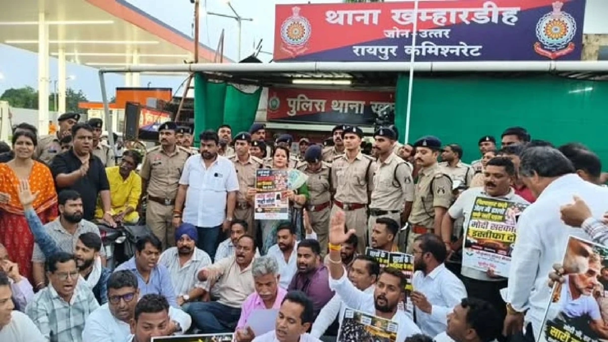 नीट विवाद पर छत्तीसगढ़ में सियासी घमासान, काउंटर एफआईआर की मांग को लेकर थाने में डटे कांग्रेसी