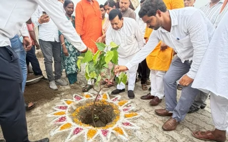 पर्यावरण बचाओ मुहिम, कछौना में जनप्रतिनिधियों और प्रबुद्धजनों ने रोपे पौधे
