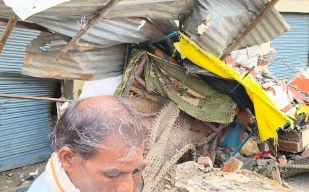 खड़े ट्रक में ट्रेलर की भीषण टक्कर, मकान में घुसा वाहन; किशोर की मौत, महिला समेत दो घायल