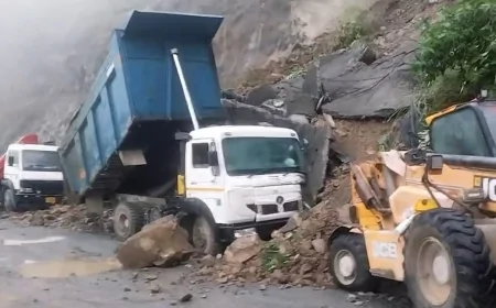 लखवाड़ बांध परियोजना स्थल पर भारी मलबा गिरा, डंपर और जेसीबी क्षतिग्रस्त