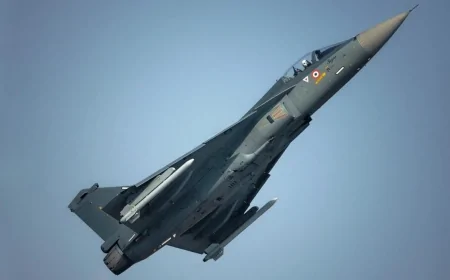 वैश्विक मंच पर बढ़ेगा भारत का रक्षा दम, फार्नबरो एयर शो में दिखेगी तेजस की ताकत, कोच्चि में जुटेंगी 40 देशों की नौसेनाएं