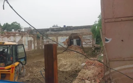 बेसमेंट की खुदाई से ढही पूर्व विधायक के बेटे के मकान की दीवार, बड़ा हादसा टला