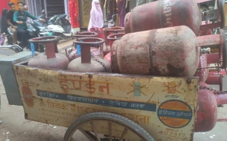 जंग लगे घरेलू गैस सिलेंडरों से हादसे का खतरा, उपभोक्ताओं ने जताई चिंता