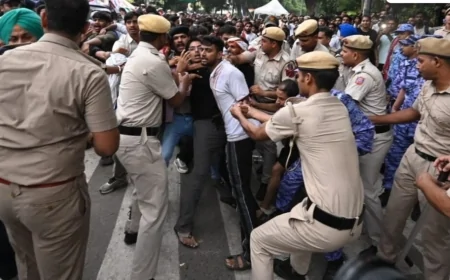 आंसू गैस और लाठीचार्ज के बीच संसद मार्च में हंगामा, CJP बोली- अभिजीत दीपके गिरफ्तार नहीं