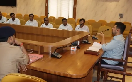 जिलाधिकारी की अध्यक्षता में हुई अभियोजन कार्यों की समीक्षा बैठक