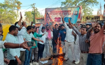 EFFGY OF PM BURNT AGAIST LATHI-CHARGE