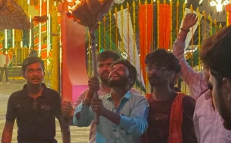 दीक्षांत समारोह में हाउस अरेस्ट के विरोध में एबीवीपी का प्रदर्शन, प्रशासन का फूंका पुतला