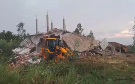 दूल्हा आजाद बिंद हत्याकांड के मुख्य आरोपी भोला राजभर के अवैध मकान पर चला बुलडोजर