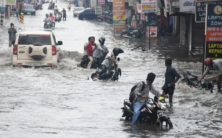 कानपुर में बारिश बनी आफत, जलभराव और जाम से बेहाल शहर; गड्ढों में गिरे वाहन, एंबुलेंस भी फंसी
