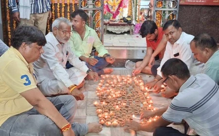 गुरु रविदास जयंती पर हाथरस के 100 मंदिरों में जले 6500 दीप, भाजपा ने धर्माचार्यों का किया सम्मान