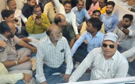 शाहजहांपुर में पत्रकारों की एकजुटता के आगे झुका प्रशासन, हिरासत के विरोध में प्रदर्शन के बाद कार्रवाई का आश्वासन