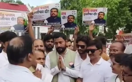 छात्रों पर कथित लाठीचार्ज के विरोध में कांग्रेस का प्रदर्शन, राष्ट्रपति के नाम भेजा ज्ञापन
