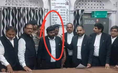 इंदौर कोर्ट में फर्जी वकील गिरफ्तार, आठवीं पास युवक अधिवक्ता की ड्रेस पहनकर घूमता मिला
