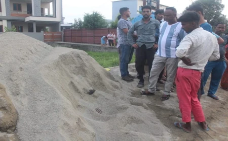 रेत के ढेर में दबने से मजदूर की मौत, डंपर लोडिंग के दौरान हुआ दर्दनाक हादसा