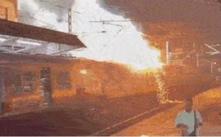 दक्षिणेश्वर रेलवे स्टेशन पर बड़ा हादसा टला, 11 हजार वोल्ट का तार ट्रेन पर गिरा; सभी यात्री सुरक्षित