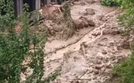 उधमपुर में फ्लैश फ्लड से तबाही, कई मकानों को नुकसान; तीन परिवारों को सुरक्षित निकाला गया