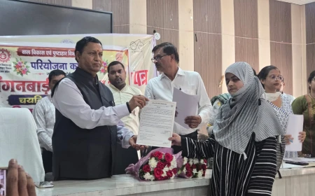 कछौना में नवनियुक्त 53 आंगनबाड़ी कार्यकत्रियों को बांटे गए नियुक्ति पत्र