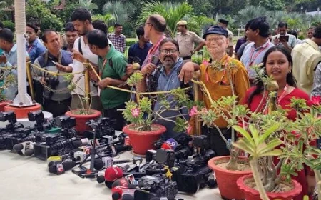 बिहार विधानसभा में पत्रकारों के प्रवेश पास रद्द होने पर विरोध, विधानसभा परिसर के बाहर माइक-कैमरे रखकर किया प्रदर्शन