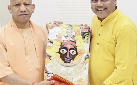 सीएम योगी से मिले शीतला चौकियां धाम के महंत, धाम के विकास और सौंदर्यीकरण पर हुई विस्तृत चर्चा