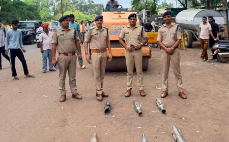 गुना पुलिस की बड़ी कार्रवाई: 80 अवैध मॉडिफाइड साइलेंसरों पर चला रोड रोलर, सवा लाख का जुर्माना वसूला