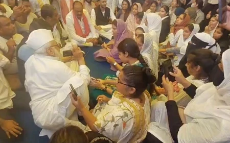 सपा सांसदों का जौहर यूनिवर्सिटी दौरा, छात्रों को दिया समर्थन; बोले- "शिक्षा का मंदिर नहीं गिरने देंगे"