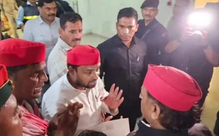 रामज्ञान गुप्ता से मिले अखिलेश, पूछा- अब तो पुलिस परेशान नहीं करती? हरदोई की आठ सीटों पर जीत का दिया लक्ष्य