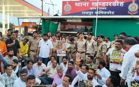 नीट विवाद पर छत्तीसगढ़ में सियासी घमासान, काउंटर एफआईआर की मांग को लेकर थाने में डटे कांग्रेसी
