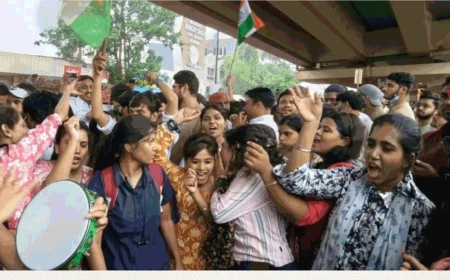 इंदौर में छात्रों का जश्न, धर्मेंद्र प्रधान के इस्तीफे के बाद ढोल-नगाड़ों पर थिरके; मिठाई बांटी, पटाखे फोड़े