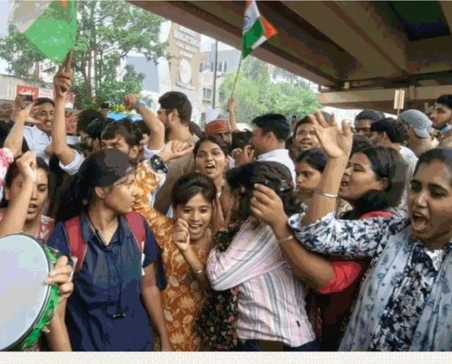 इंदौर में छात्रों का जश्न, धर्मेंद्र प्रधान के इस्तीफे के बाद ढोल-नगाड़ों पर थिरके; मिठाई बांटी, पटाखे फोड़े