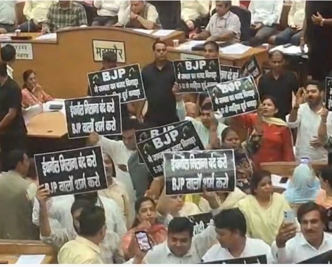 ई-20 के विरोध में एमसीडी सदन में हंगामा, आप पार्षदों के विरोध के बीच बैठक स्थगित