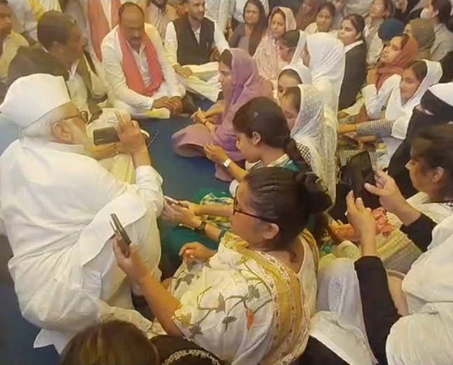 सपा सांसदों का जौहर यूनिवर्सिटी दौरा, छात्रों को दिया समर्थन; बोले- "शिक्षा का मंदिर नहीं गिरने देंगे"