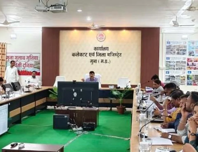 निर्माण कार्यों की समीक्षा बैठक में कलेक्टर के निर्देश, समय-सीमा में पूर्ण हों विकास कार्य, गुणवत्ता से नहीं होगा समझौता