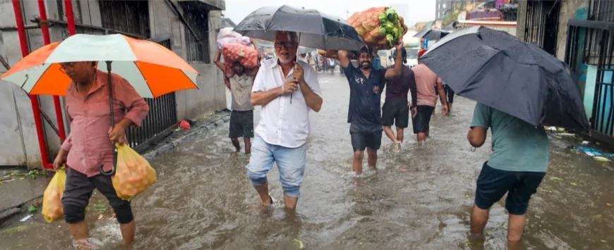 मुंबई में मूसलाधार बारिश से जनजीवन अस्त-व्यस्त, जलभराव और लोकल ट्रेन सेवाएं प्रभावित