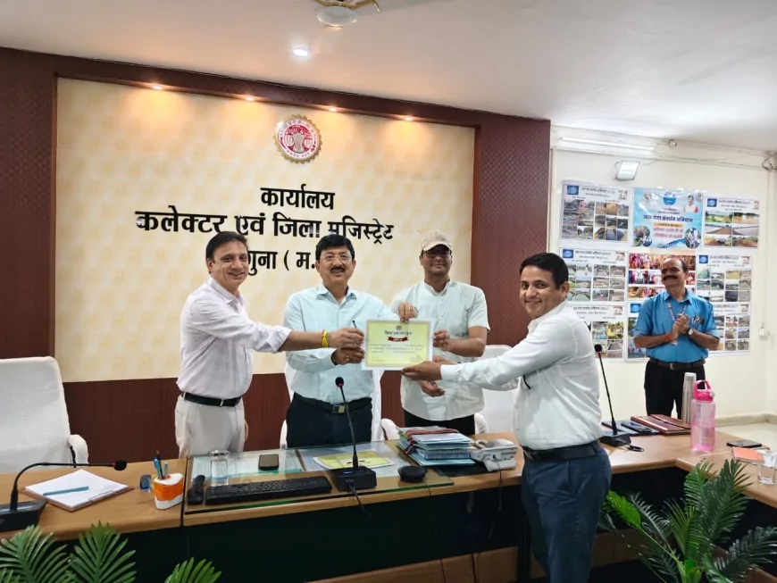 कलेक्‍टर ने उत्‍कृष्‍ट कार्य करने वाले कर्मचारियों को किया सम्‍मानित