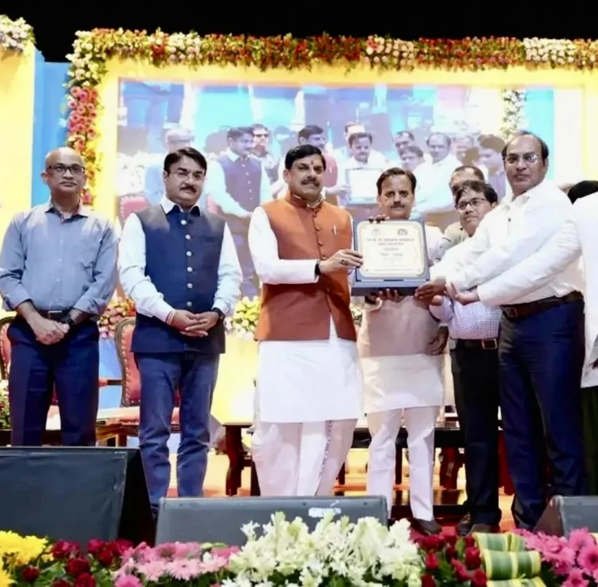 देश में प्रथम स्थान पर राजगढ़, मुख्यमंत्री ने जिला टीकाकरण अधिकारी डॉ. जलाल उद्दीन का किया सम्मान