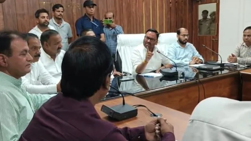 मुजफ्फरनगर में मंत्री का बिजली विभाग के अधिकारी पर फूटा गुस्सा, बोले- नेता बनने का शौक है तो नौकरी छोड़ दो