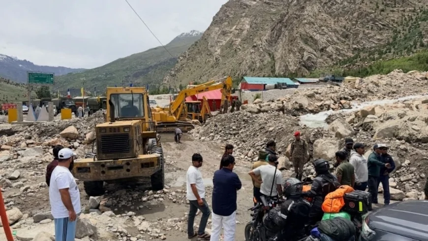 मानसून की पहली बारिश ने हिमाचल में मचाई तबाही, बादल फटने से सड़कें बंद, महिला की मौत