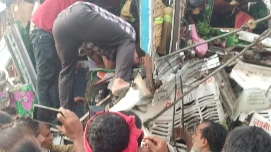 मैनपुरी में दो ट्रकों की भीषण भिड़ंत, डेढ़ घंटे तक केबिन में फंसा रहा चालक; हाइड्रा से निकाला गया बाहर