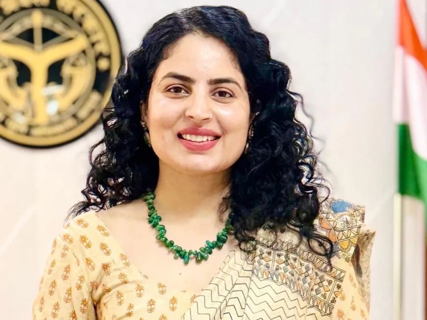 मां ने अफसर बेटी पर दर्ज कराई FIR, बोलीं- खाते में डलवाए 15 लाख रुपये 'घूस के पैसे'