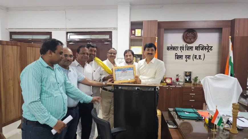 रेडक्रॉस की सेवाओं का होगा विस्तार, कलेक्टर कन्याल ने दिए रक्तदान शिविर, थैलेसीमिया कैंप और CPR प्रशिक्षण के निर्देश