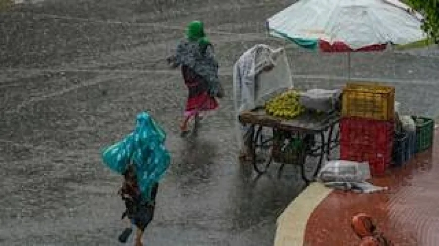यूपी में अगले 3 घंटे भारी बारिश और तेज आंधी का अलर्ट, कई जिलों में बिजली गिरने की चेतावनी
