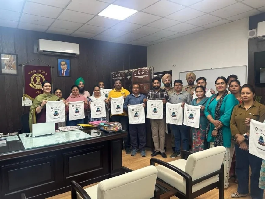 नेशनल प्लास्टिक बैग फ्री डे पर छात्रों ने बांटे 100 कपड़े के थैले, दिया पर्यावरण संरक्षण का संदेश