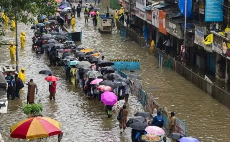 महाराष्ट्र में भारी बारिश का कहर: 13 की मौत, 17 उड़ानें रद्द; मुंबई-पुणे एक्सप्रेसवे बंद, सीएम फडणवीस ने बुलाई आपात बैठक