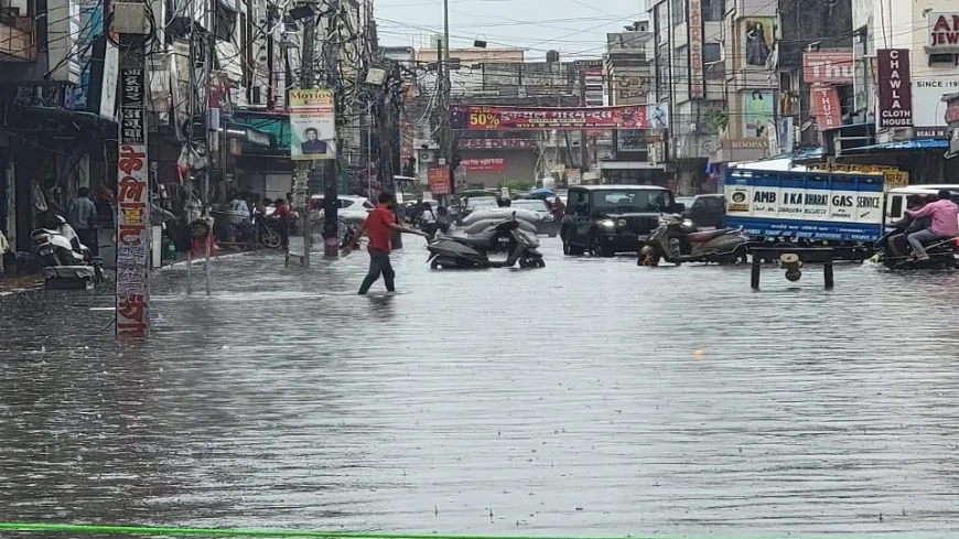 रुद्रपुर में मूसलाधार बारिश से जनजीवन अस्त-व्यस्त, बाजार जलमग्न; ड्रेनेज व्यवस्था पर उठे सवाल