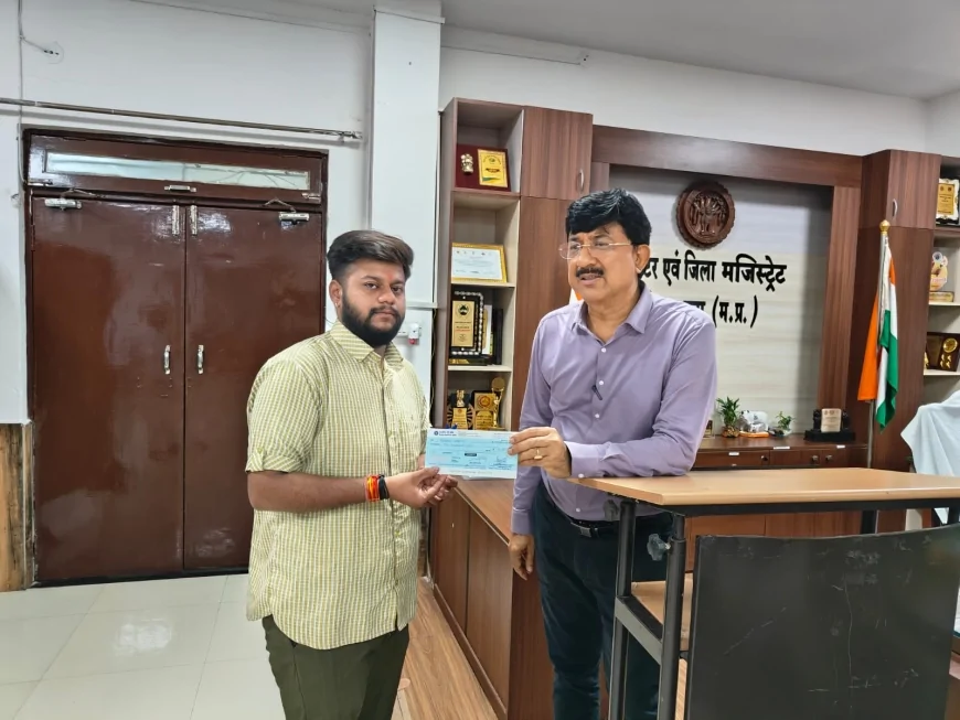 कलेक्टर ने दो जरूरतमंदों को दी आर्थिक सहायता