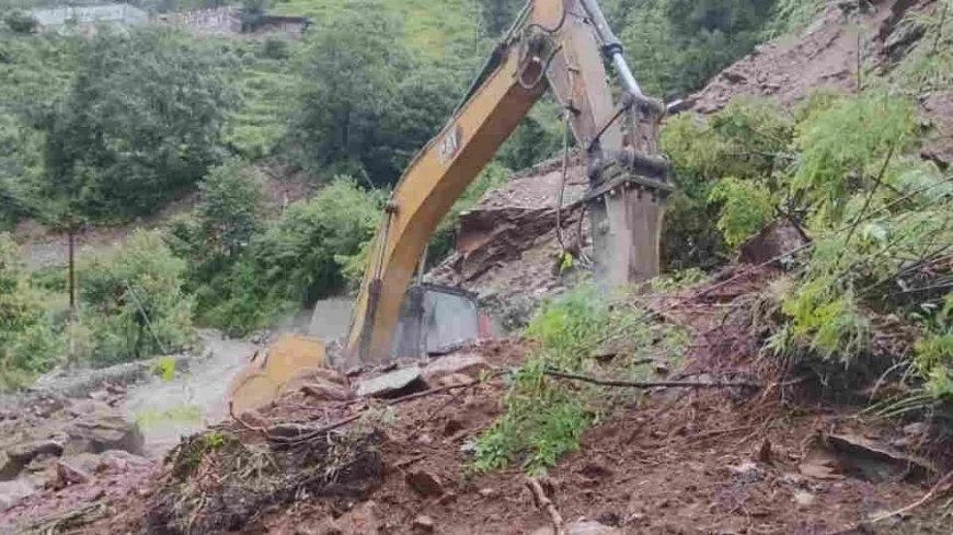 यमुनोत्री हाईवे का 100 मीटर हिस्सा बहा, हनुमान चट्टी में गिर रहे पत्थर; यात्रा प्रभावित