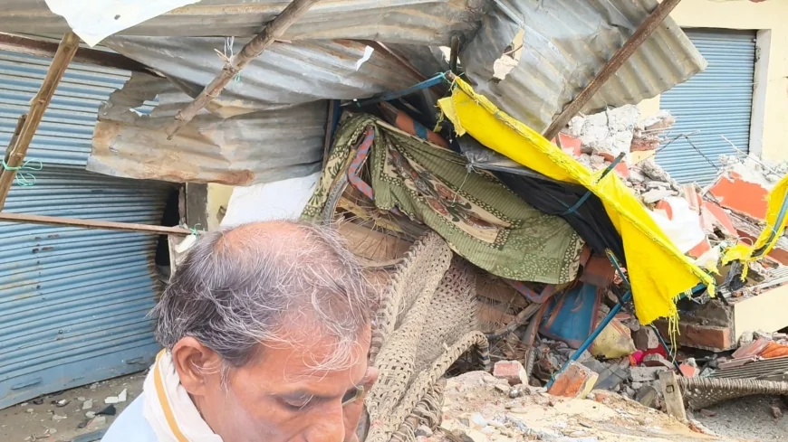 खड़े ट्रक में ट्रेलर की भीषण टक्कर, मकान में घुसा वाहन; किशोर की मौत, महिला समेत दो घायल